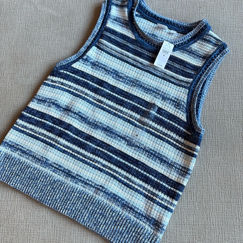 Gap knit top. New with tags. Lots of shades of blue. Medium. 17.5 pit to pit